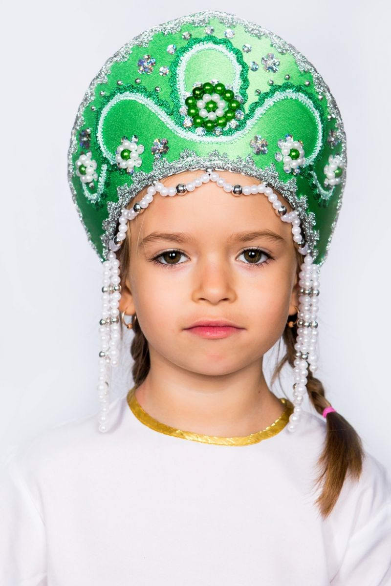 3070-07 Кокошник Алина, с бусинами, высота 11см, зеленый напрокат и купить в Казани по низкой оптовой цене, доставка по всей России