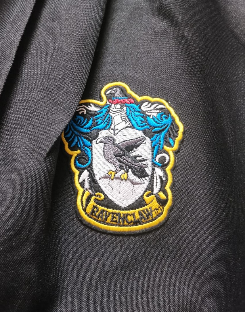 1990-63 Мантия с логотипом факультета Ravenclaw (Когтевран) дл.130 напрокат и купить в Казани по низкой оптовой цене, доставка по всей России