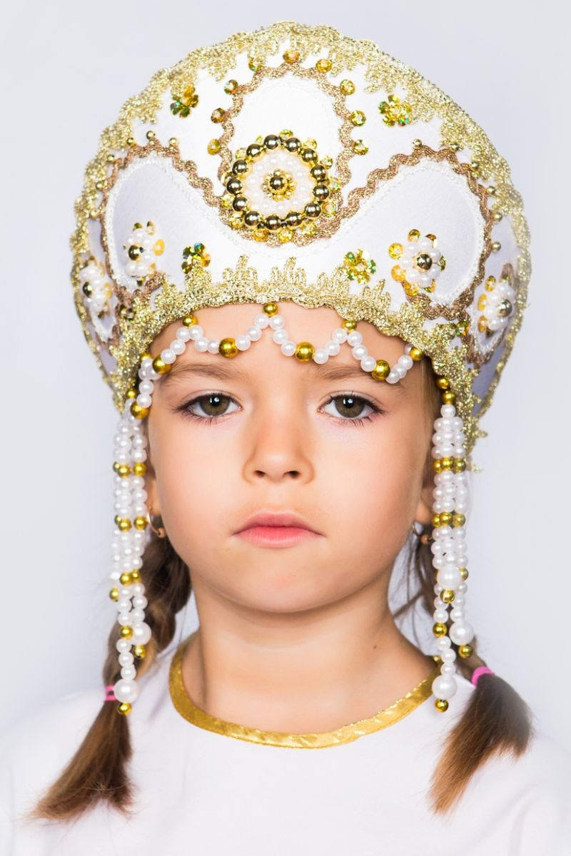 3070-05 Кокошник Алина, с бусинами, высота 11см, белый с золотым напрокат и купить в Казани по низкой оптовой цене, доставка по всей России