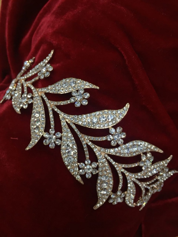 5550-15 Украшение на голову золотые листики со стразами напрокат и купить в Казани по низкой оптовой цене, доставка по всей России