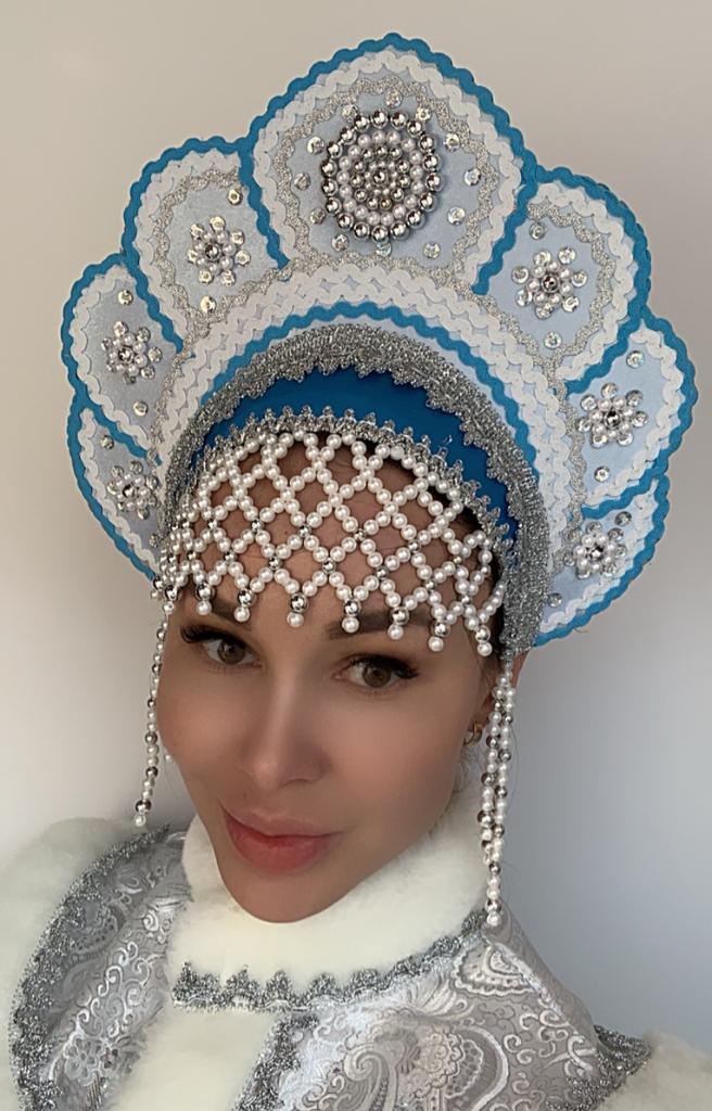 3070-7655 Кокошник Елена высота 12,5см Белый с голубым напрокат и купить в Казани по низкой оптовой цене, доставка по всей России